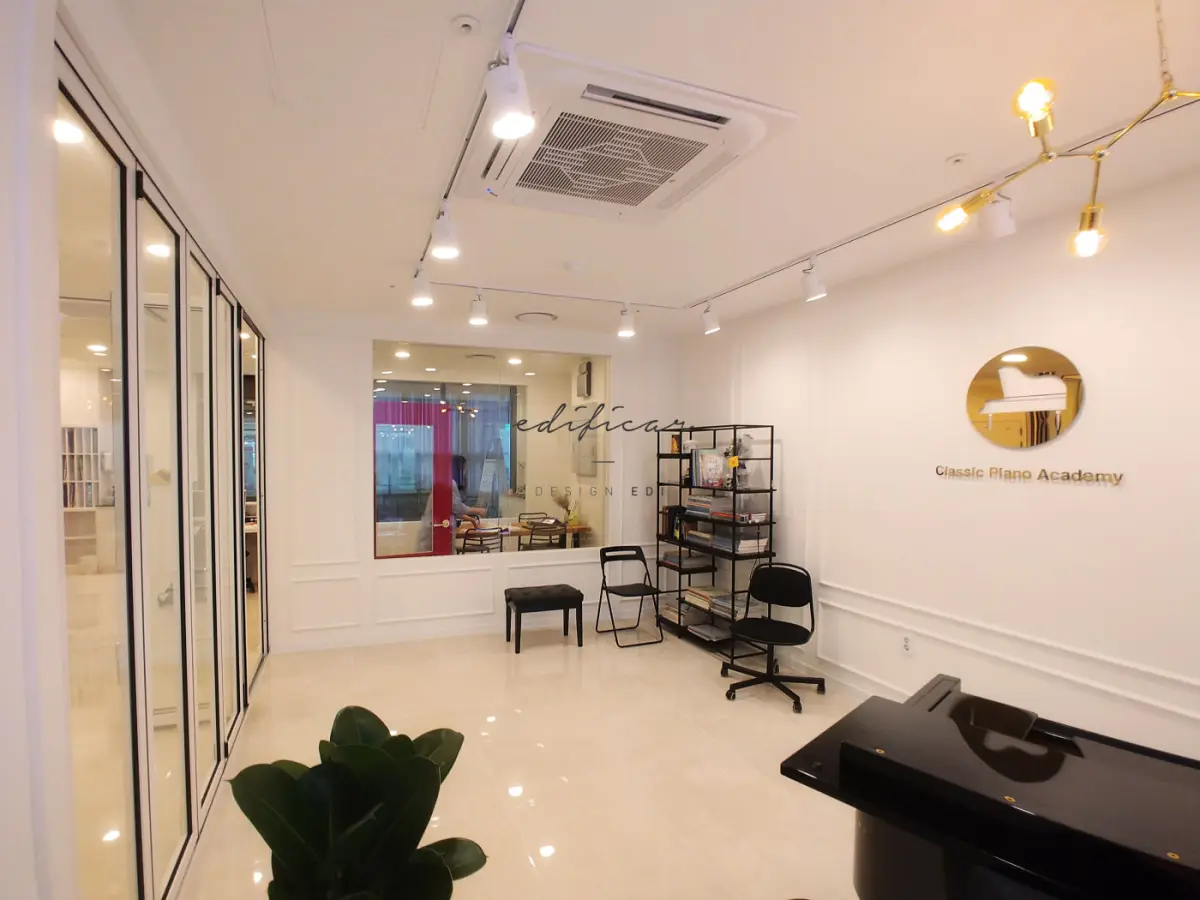 화이트톤과 골드 포인트의 클래식 피아노 학원